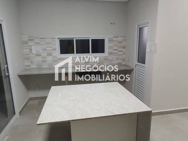 Casa para Venda em São José dos Campos - 4